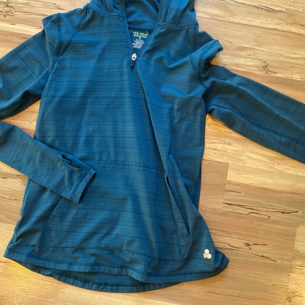 Hooded active shirt Great condition and beautiful blue color